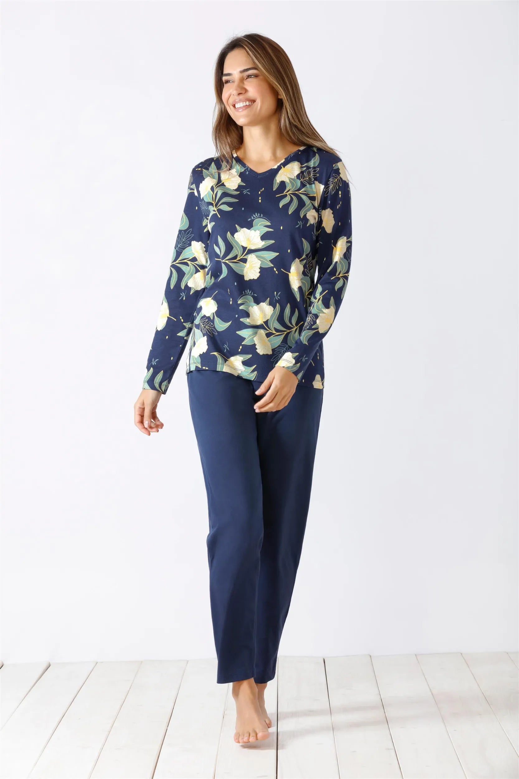 Marineblaues, langärmeliges Damen-Pyjama-Set mit V-Ausschnitt und weißem und gelbem Blumendruck.