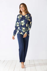 Marineblaues, langärmeliges Damen-Pyjama-Set mit V-Ausschnitt und weißem und gelbem Blumendruck.