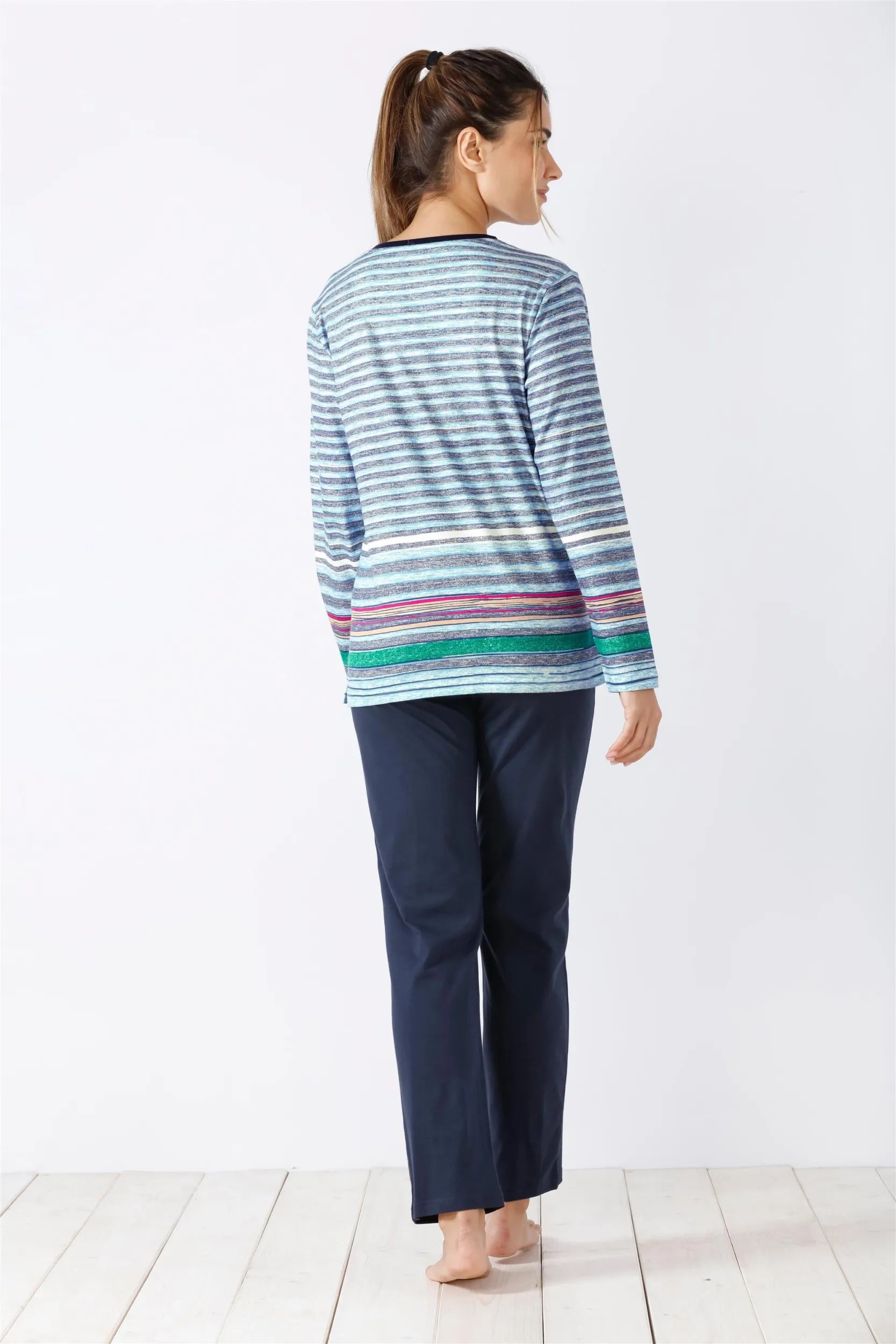 Gestreiftes langärmeliges Damen-Pyjama-Oberteil und einfarbige marineblaue Pyjama-Hose.