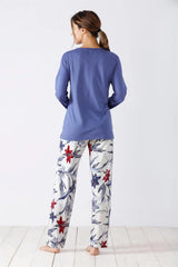 Blaues langärmeliges Oberteil und geblümte Pyjamahose für Damen.