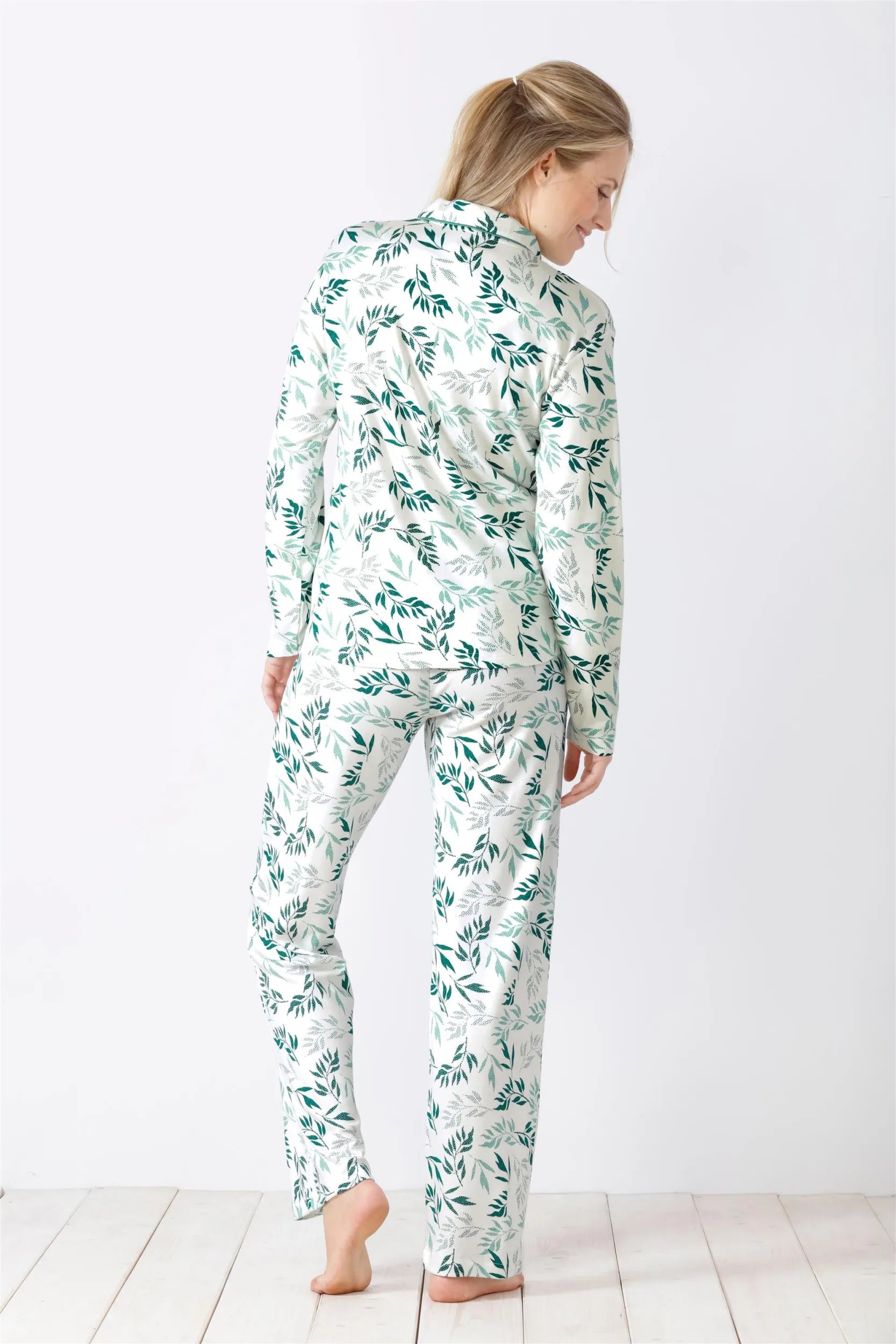 Weißes Damen-Pyjama-Set mit grünem Blattmuster.