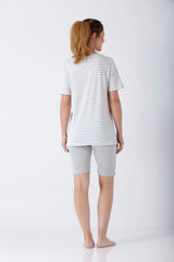 Frau in Klima-Light Damen-Shorty-Schlafanzug mit Streifentop und Shorts