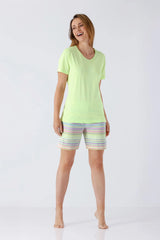 Frau in Klima Komfort Damen Schlafanzug Shorty: Limettengrünes Top, pastellgestreifte Shorts