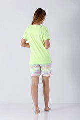 Frau in neon grünem T-Shirt und pastellgestreiften Shorts, Klima Komfort Damen Schlafanzug Shorty