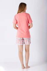 Frau in korallenrosafarbenem T-Shirt und rot-weiß-blau karierten Shorts, Damen Schlafanzug Shorty Premium Cotton