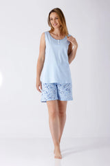 Hellblauer trägerloser Damen-Schlafanzug Shorty aus Premium Cotton mit Muster-Saum