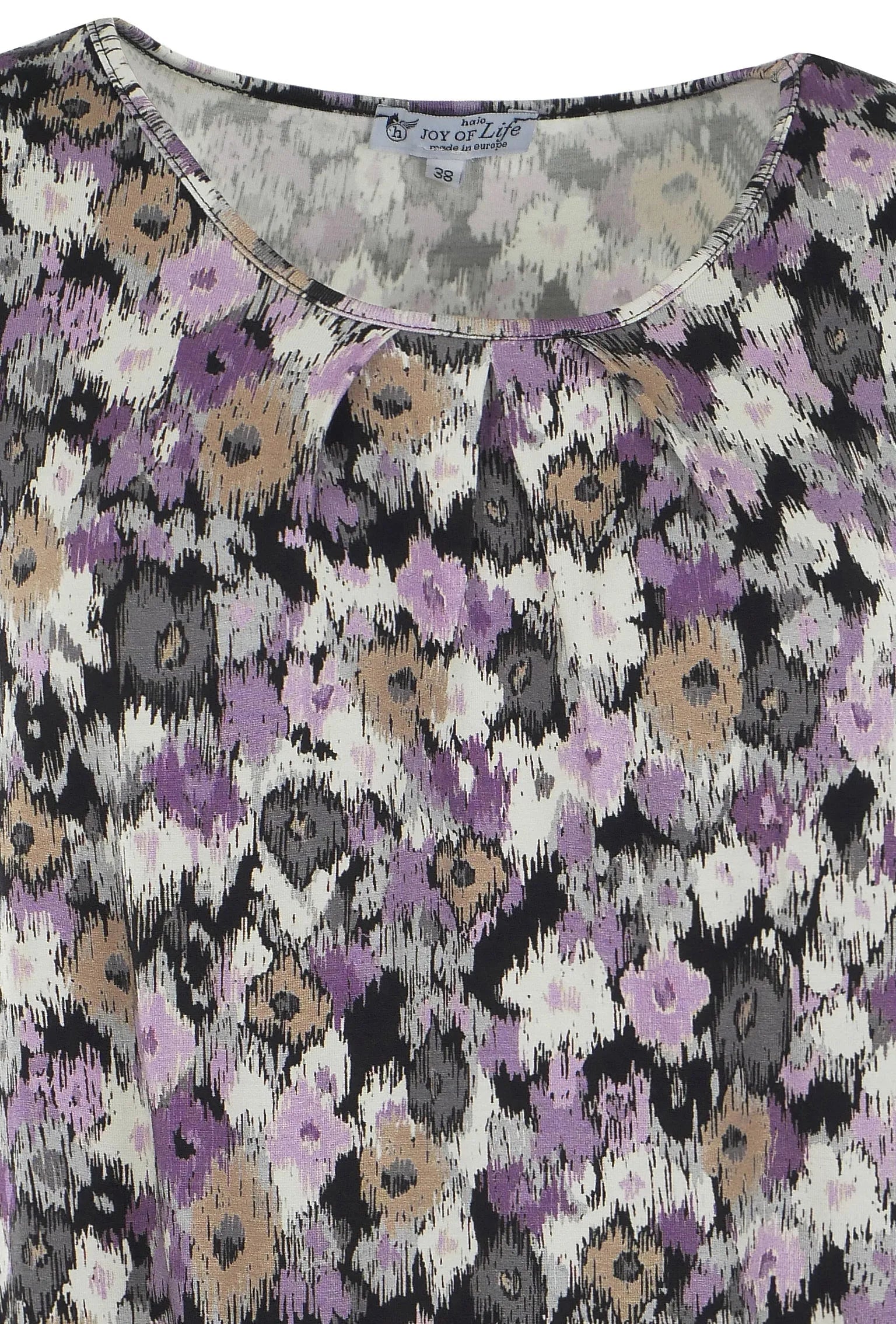 Tank-Top mit Blumendruck mit lila, weißen und grauen Blumen auf schwarzem Hintergrund.