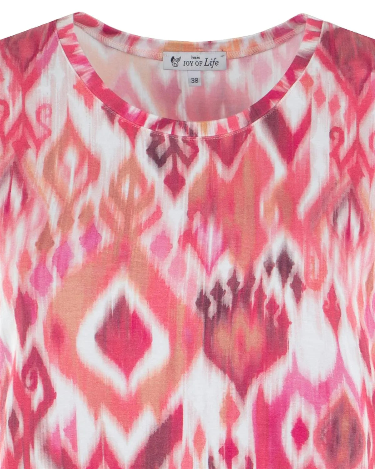 Rosa und weiße Ikat gemusterte Bluse mit Rundhalsausschnitt.