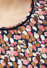 Marineblaues Tank-Top mit abstraktem Blumenmuster in Rosa, Weiß und Braun.