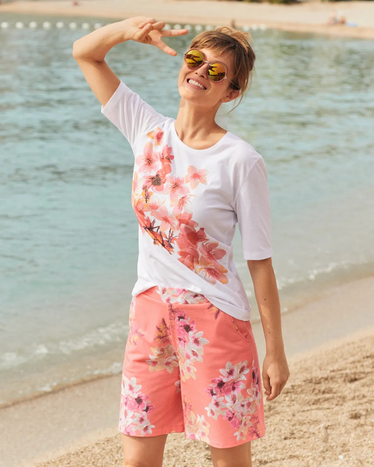 Strandshorts mit Blumendruck in Korallen- und Rosatönen, aus leichtem Stoff.