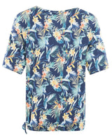 T-Shirt mit tropischem Blumendruck, marineblauem Hintergrund und kurzen Ärmeln.