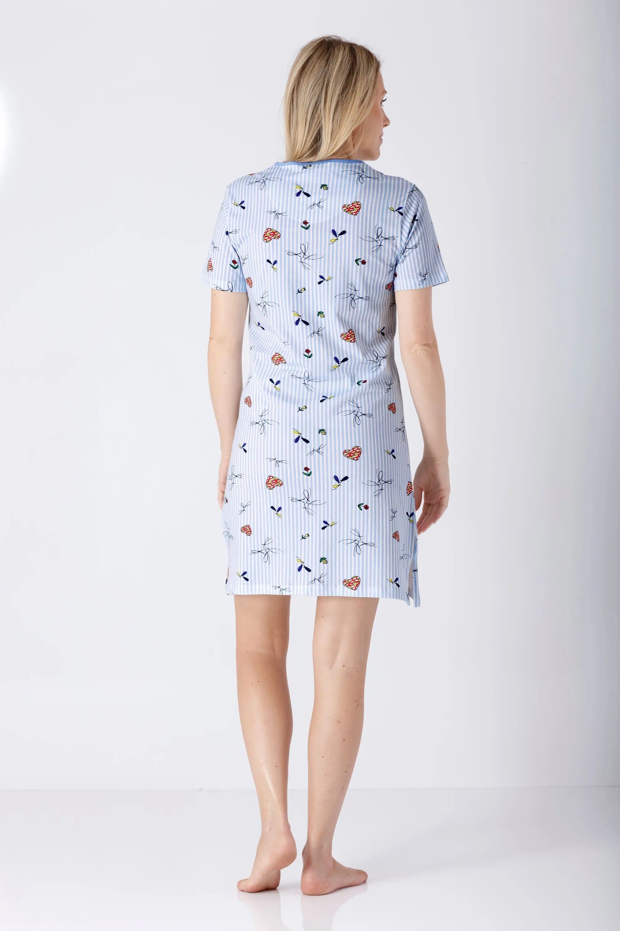 Damen Sleepshirt Premium Cotton: hellblau-weiß gestreiftes Nachthemd mit Erdbeeren