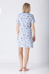 Damen Sleepshirt Premium Cotton: hellblau-weiß gestreiftes Nachthemd mit Erdbeeren