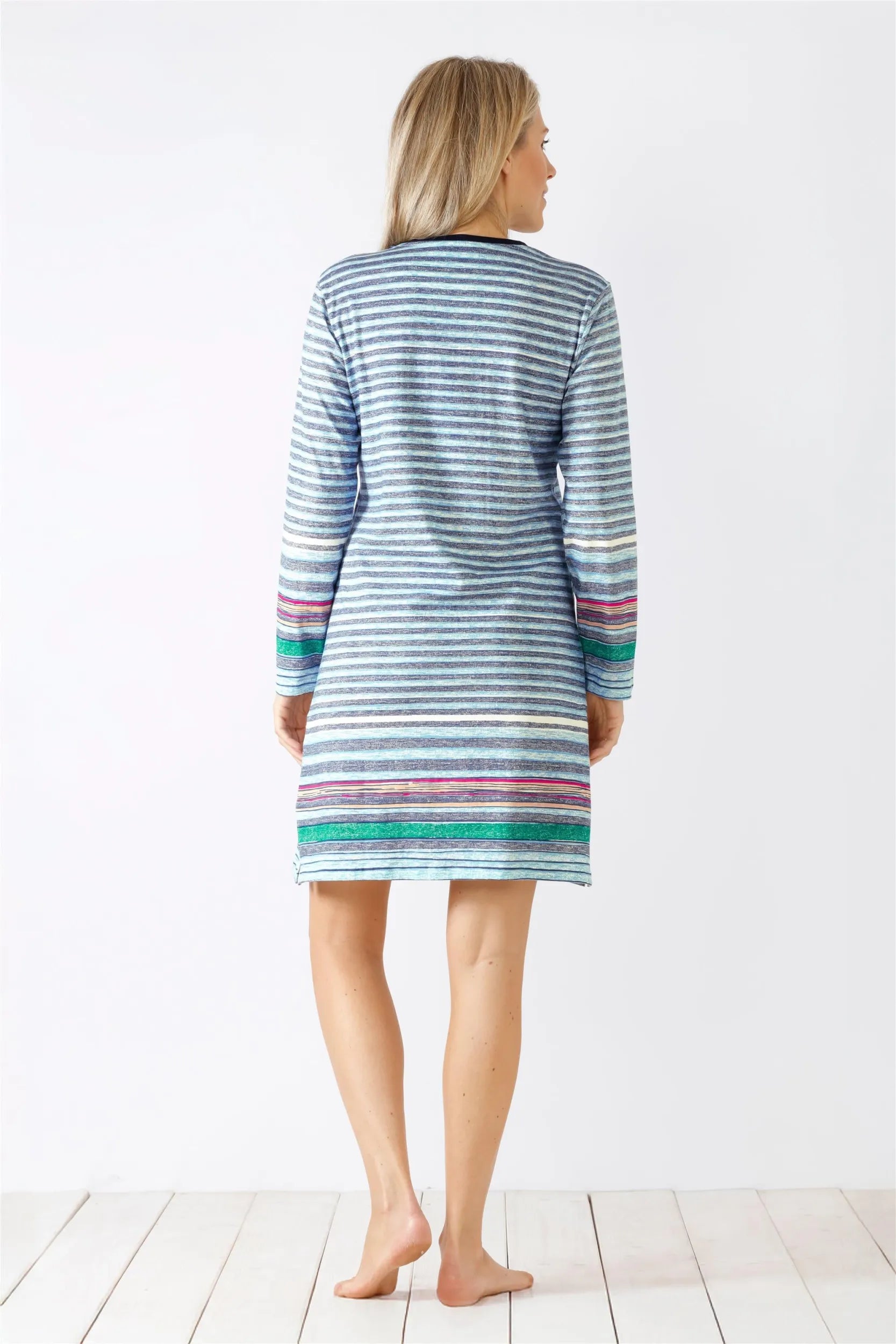 Langärmeliges gestreiftes Damen-Strickkleid.