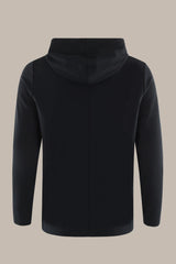 Schwarzer Kapuzenpulli mit Reißverschluss, hohem Kragen und langen Ärmeln.