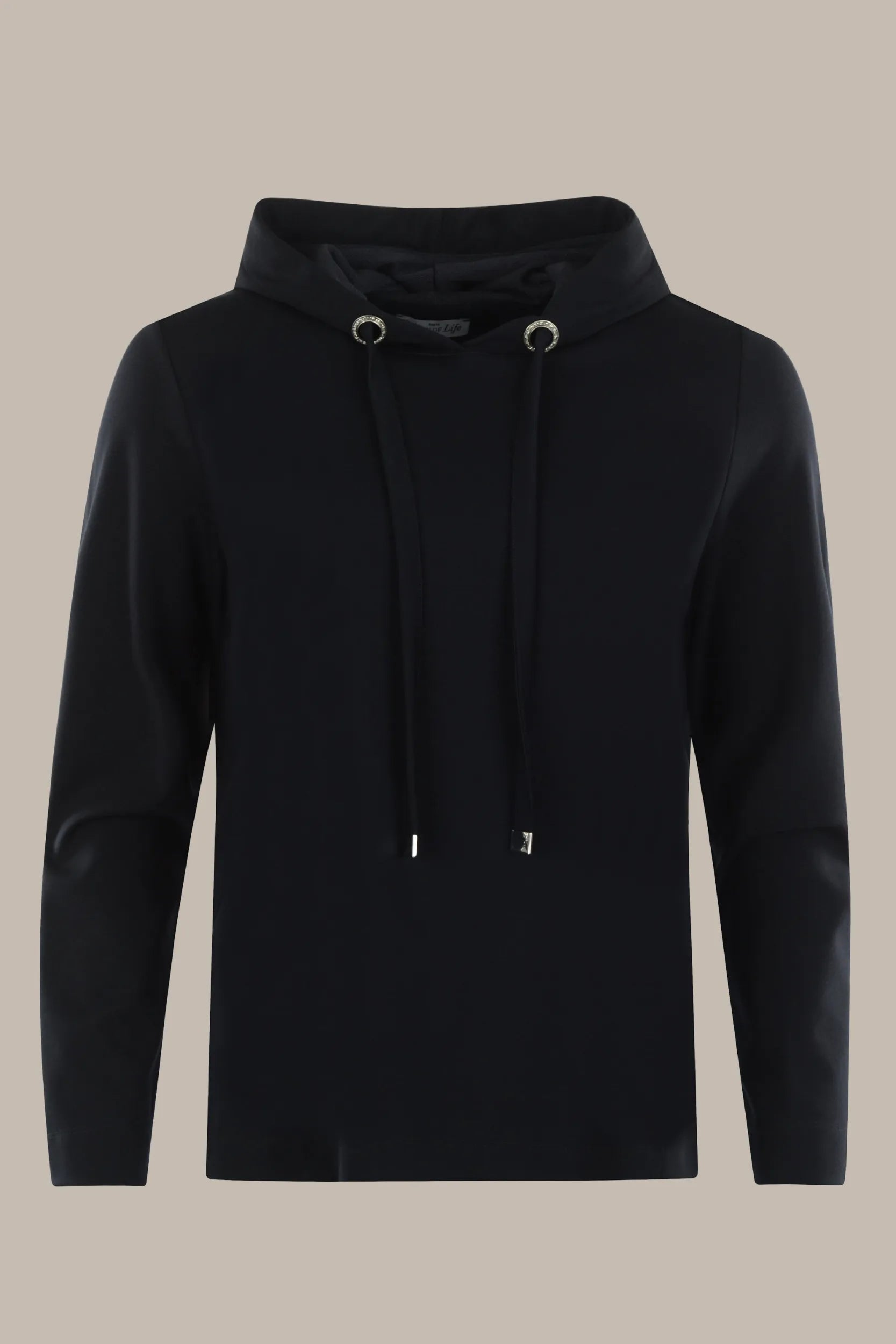 Schwarzer Hoodie mit Kapuze mit Kordelzug und Seitentaschen.