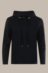 Schwarzer Hoodie mit Kapuze mit Kordelzug und Seitentaschen.