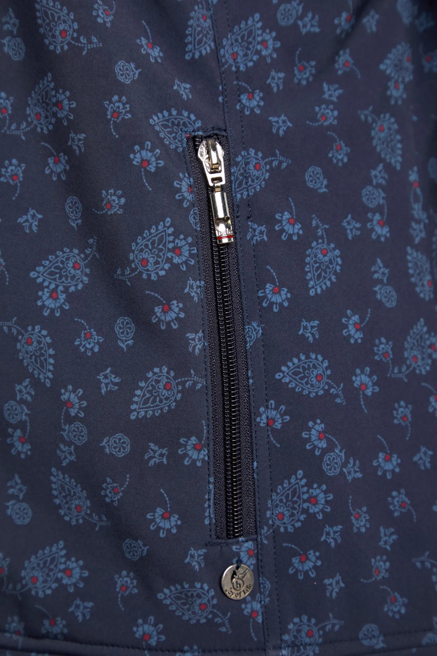 Schwarzer Reißverschluss mit silbernen Zähnen und Zierknopf, wahrscheinlich aus Nylon oder Polyester.