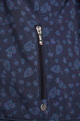 Schwarzer Reißverschluss mit silbernen Zähnen und Zierknopf, wahrscheinlich aus Nylon oder Polyester.