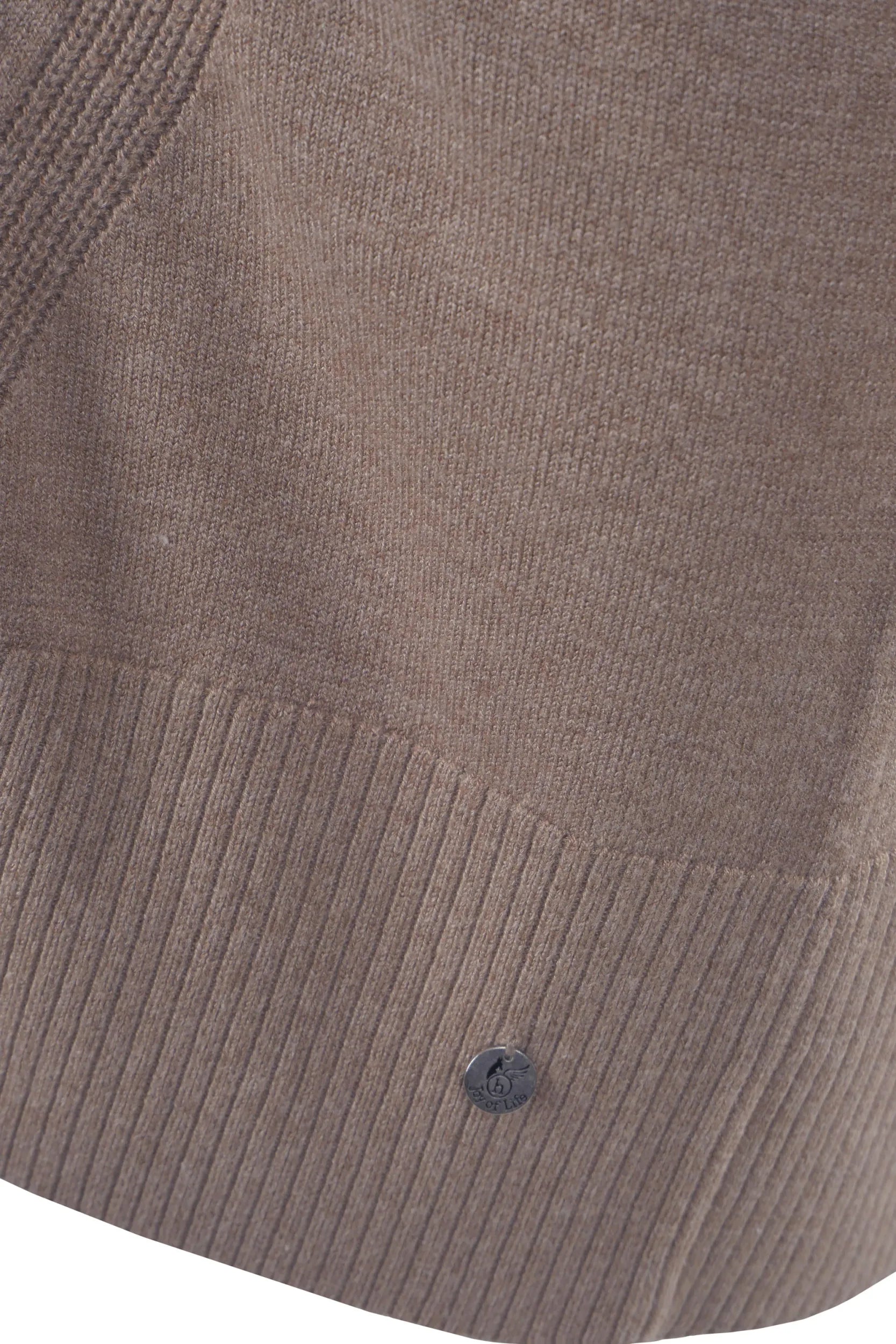 Beigefarbener Pullover mit V-Ausschnitt, gerippten Details und Knöpfen.