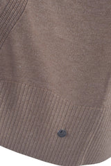 Beigefarbener Pullover mit V-Ausschnitt, gerippten Details und Knöpfen.