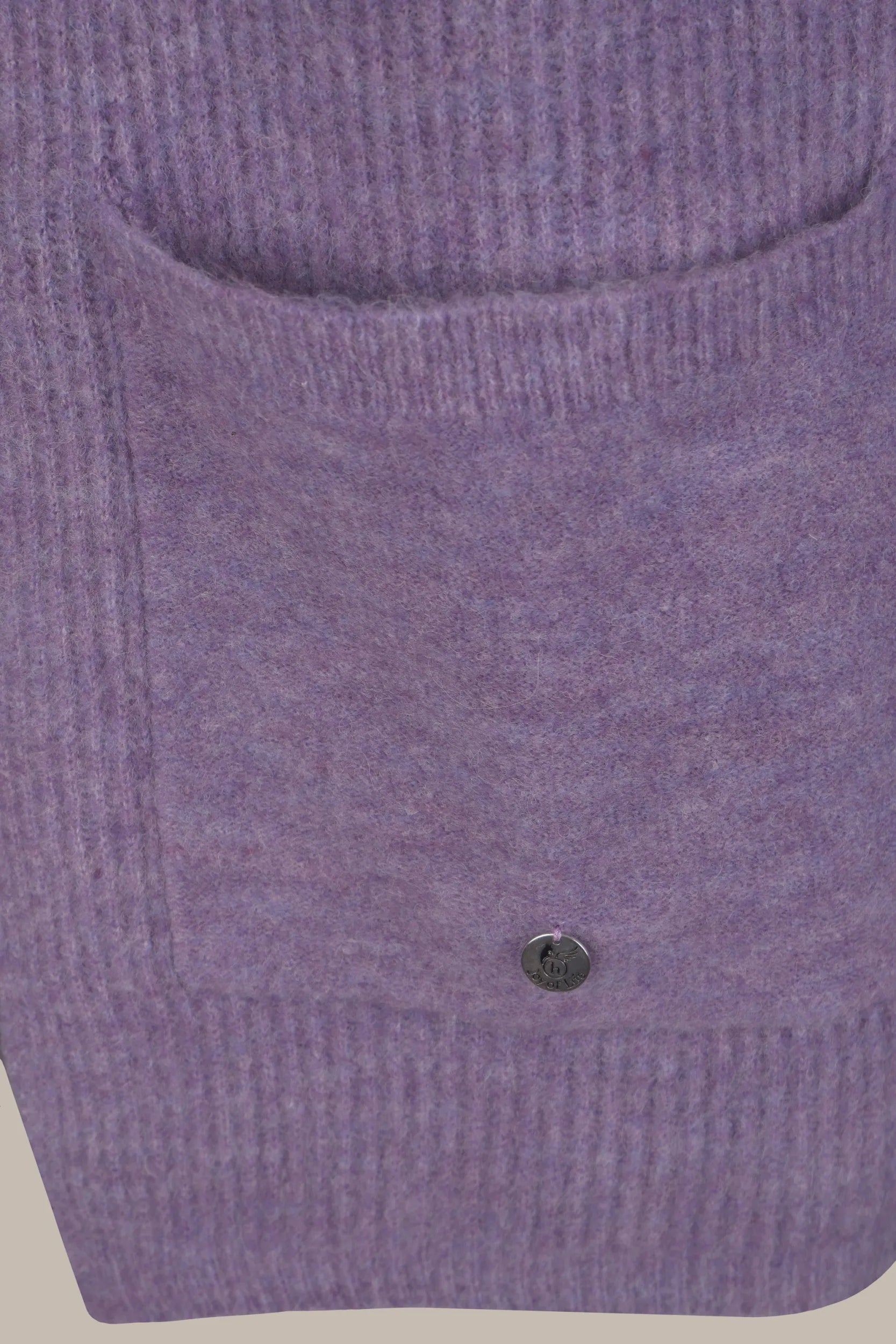 Lavendelfarbener Kaschmir-Cardigan mit Rippenstrick und Knopfverschluss.