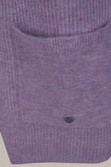 Lavendelfarbener Kaschmir-Cardigan mit Rippenstrick und Knopfverschluss.