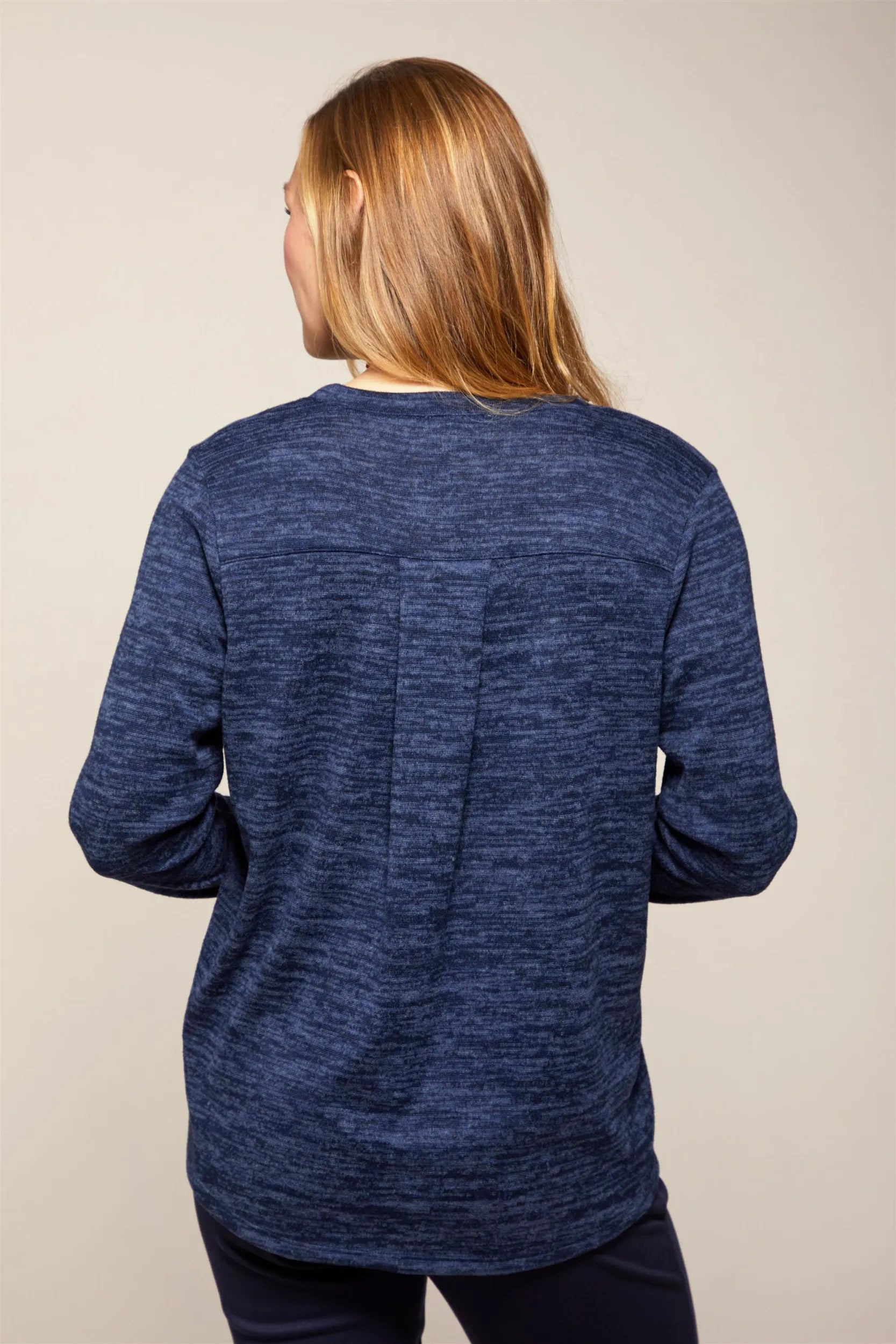 Marineblauer strukturierter Pullover mit langen Ärmeln und Rundhalsausschnitt.