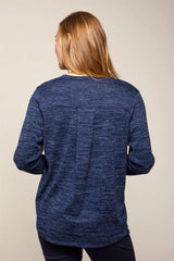 Marineblauer strukturierter Pullover mit langen Ärmeln und Rundhalsausschnitt.