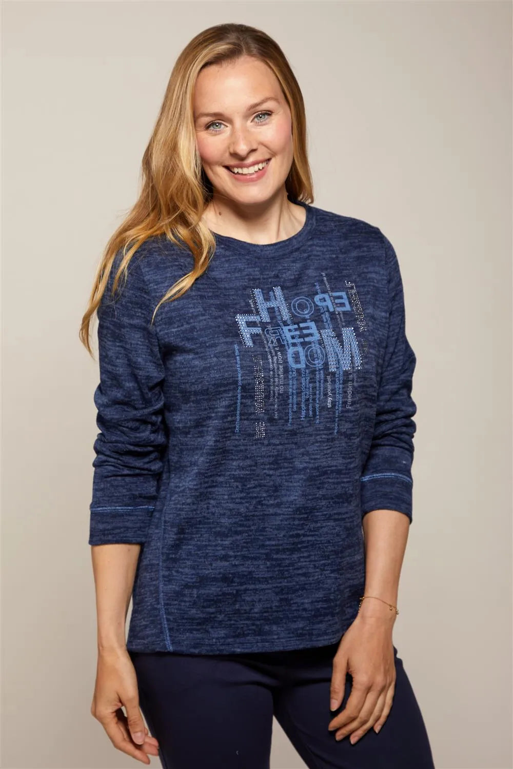 Marineblaues Sweatshirt mit ’Home’-Grafik, weiches Baumwollmaterial.