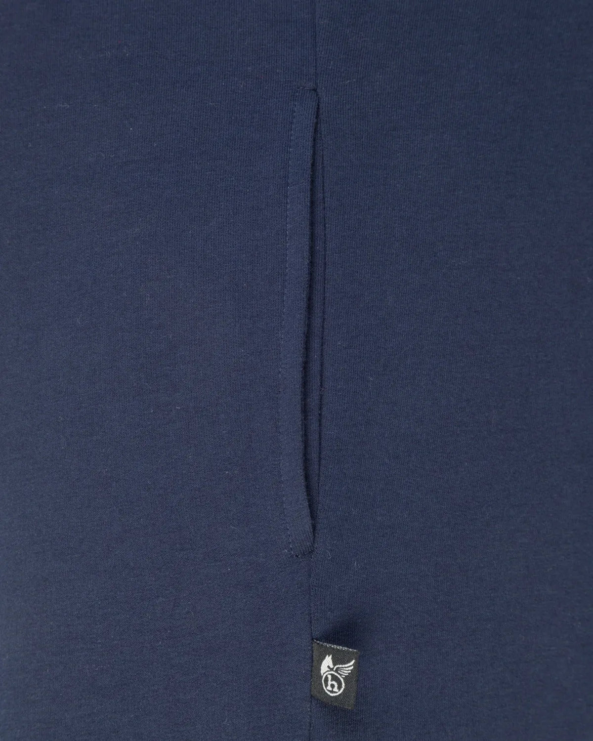Marineblaue Tasche mit kleinem weißen Logoanhänger.