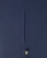 Marineblaue Tasche mit kleinem weißen Logoanhänger.