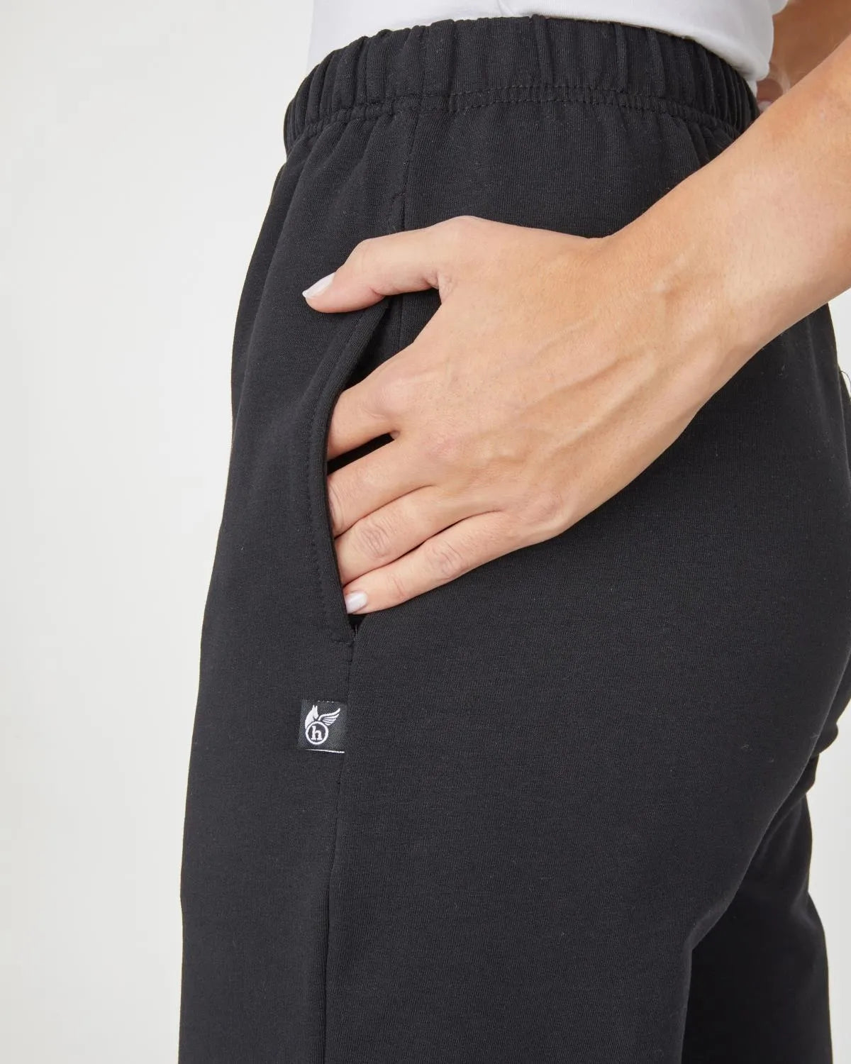 Schwarze Sporthose mit elastischem Bund und Seitentaschen.