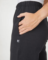 Schwarze Sporthose mit elastischem Bund und Seitentaschen.