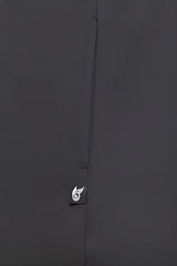 Weißes Nike Swoosh-Logo auf dunklem Stoff.