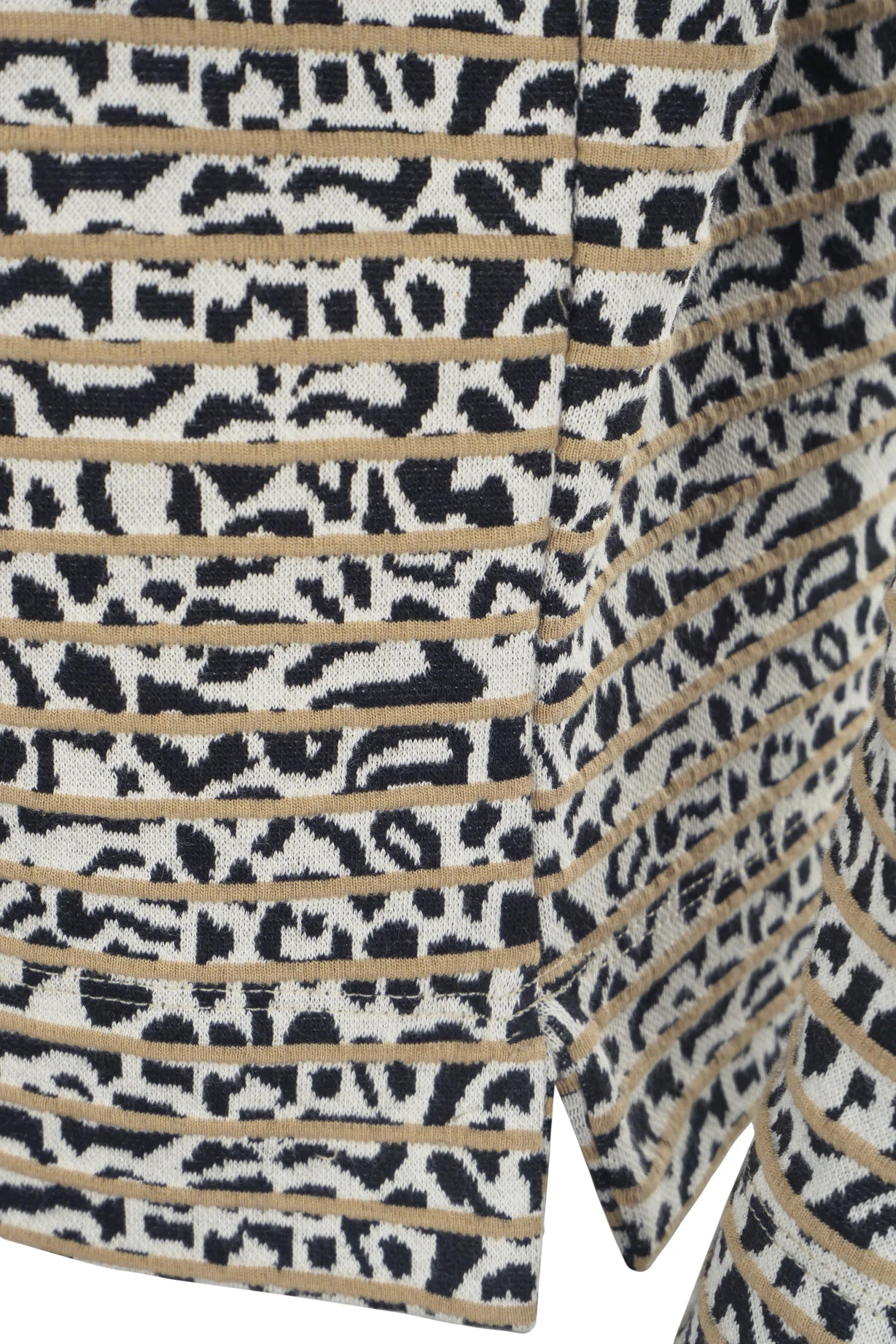 Gemusterter Stoff mit Leopardenmuster in den Farben Schwarz, Weiß und Beige.