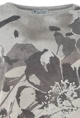 Graues T-Shirt mit Blumendruck, schwarzen Akzenten und Rundhalsausschnitt.