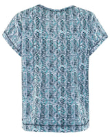 Blaues und grünes T-Shirt mit abstraktem Muster und kurzen Ärmeln.