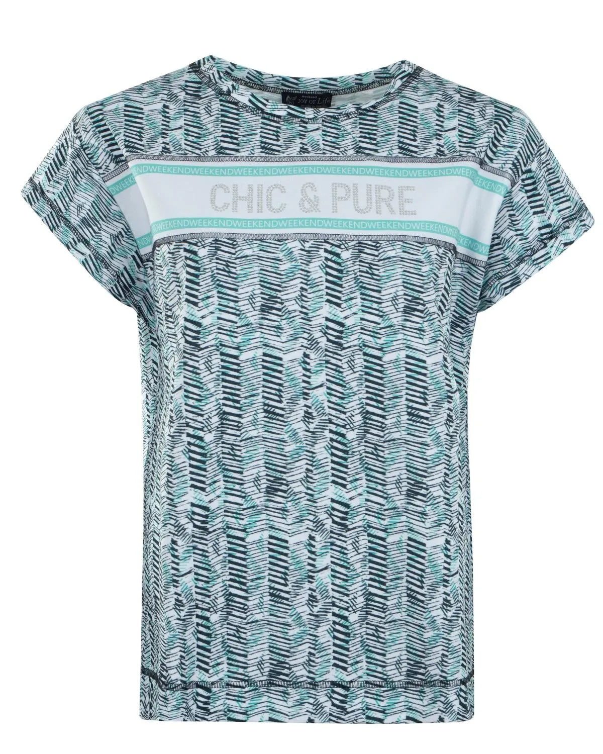 Schickes und reines bedrucktes T-Shirt mit kurzen Ärmeln, mit einem geometrischen Muster in Blau- und Grüntönen auf weichem Baumwollstoff.