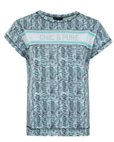 Schickes und reines bedrucktes T-Shirt mit kurzen Ärmeln, mit einem geometrischen Muster in Blau- und Grüntönen auf weichem Baumwollstoff.