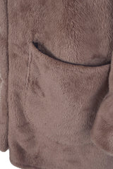 Braune Kunstpelzjacke mit Taschen und strukturiertem Muster.