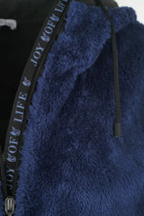 Blauer, flauschiger Kapuzenpulli mit dem Text ’Lebensfreude’ auf dem Reißverschluss.