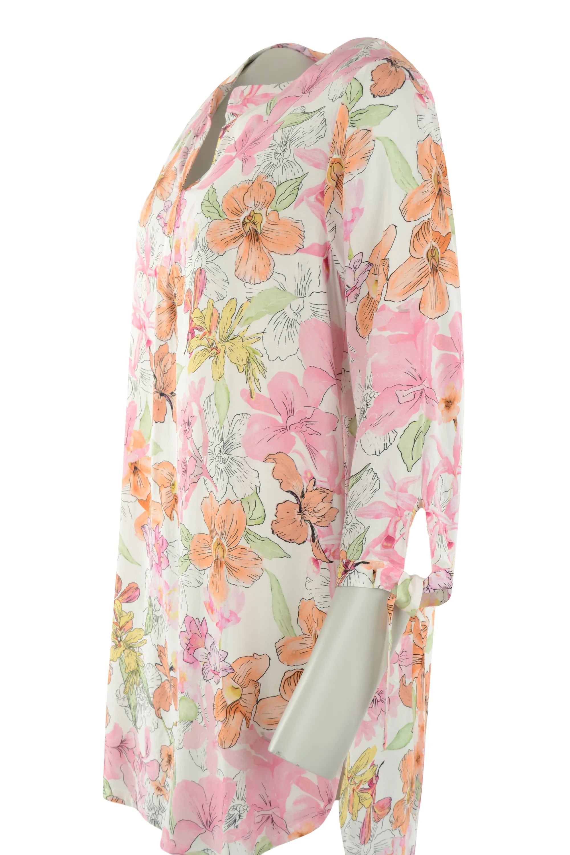 Langärmeliges Kleid mit Blumendruck, weißem Hintergrund und Pastellfarben.