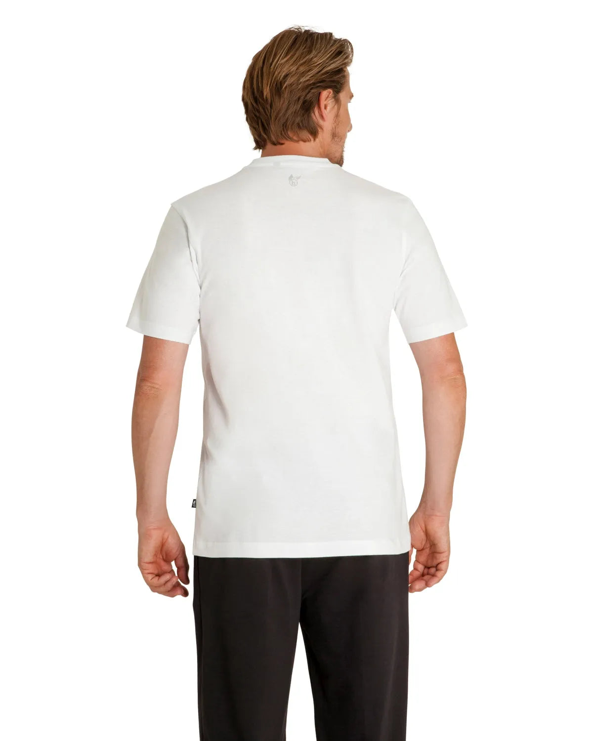 Weißes T-Shirt mit schwarzer Hose und Logo auf dem Rücken.