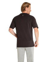Schwarzes T-Shirt mit weißem Logo und Tasche, Freizeitkleidung.