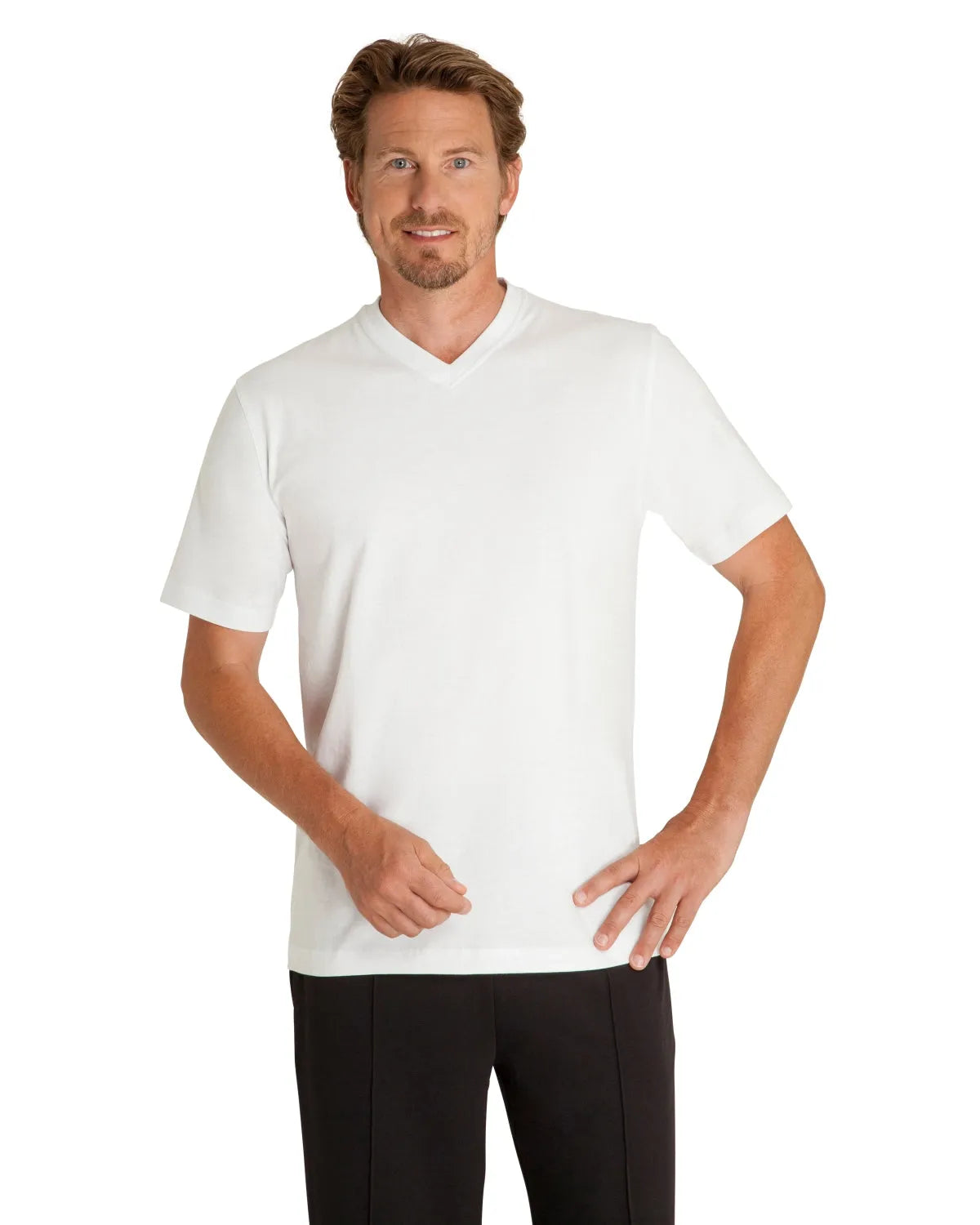 Weißes T-Shirt mit V-Ausschnitt, kurzen Ärmeln und geripptem Kragen, aus Baumwolle.