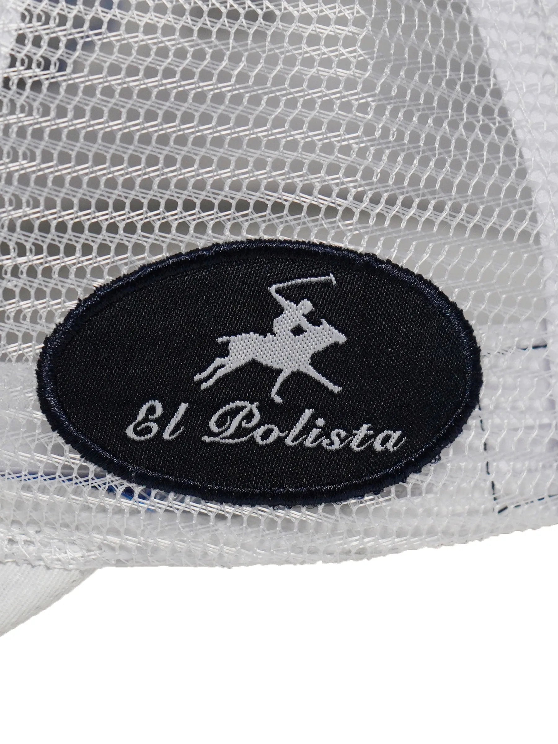 Weißes mesh el polista kappe mit schwarzem ovalem patch und weißem besticktem polo spieler logo