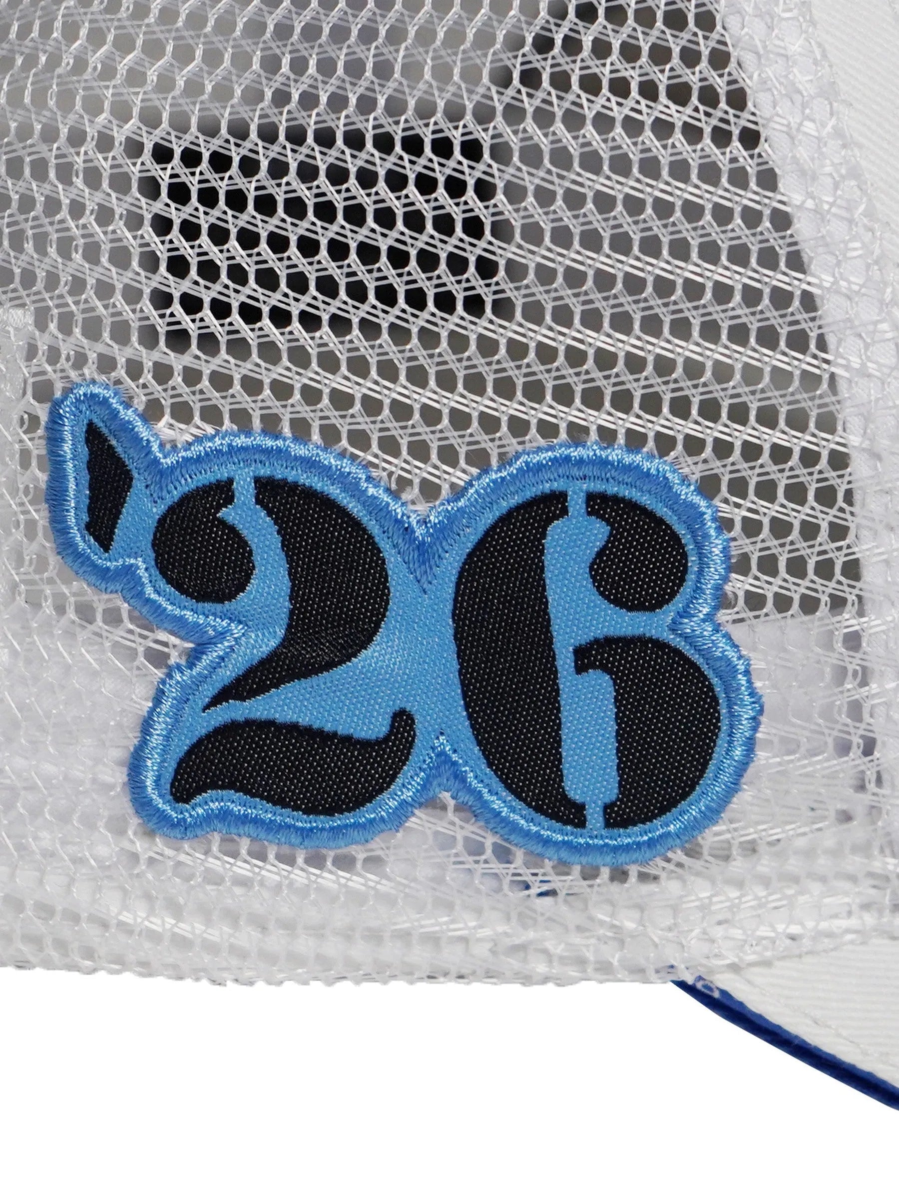 El polista kappe mit hellblauem und schwarzem 26 patch auf weißem mesh trucker cap