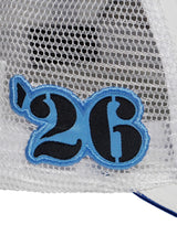El polista kappe mit hellblauem und schwarzem 26 patch auf weißem mesh trucker cap