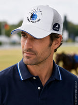 Weiße polista kappe im trucker-stil mit blauem sticklogo und mesh-rückenteil von hajo mode